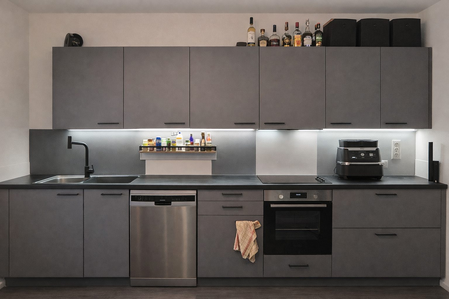 Cuisine avant relooking, façades grises d'origine