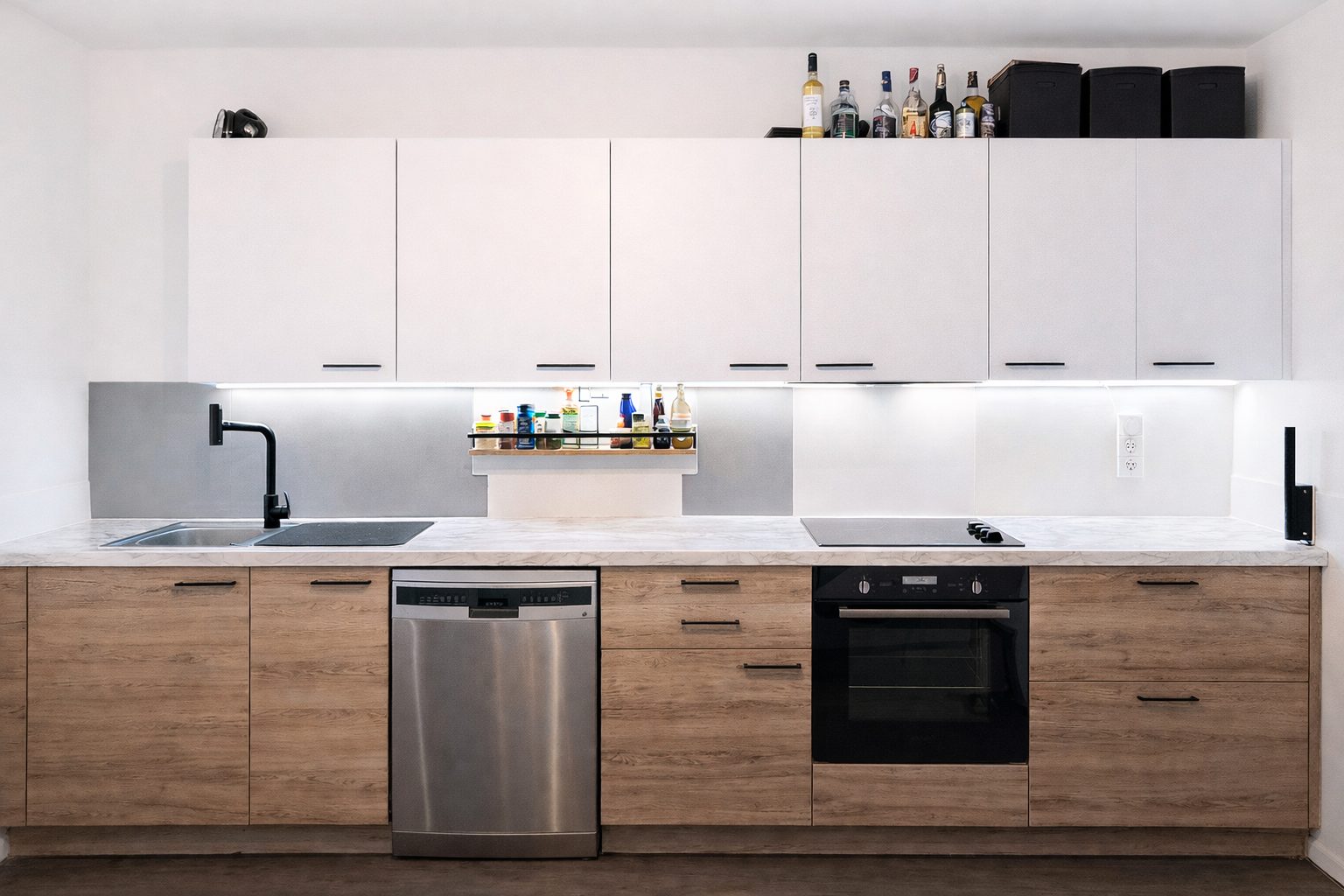 Cuisine relookée grâce à un revêtement adhésif effet bois